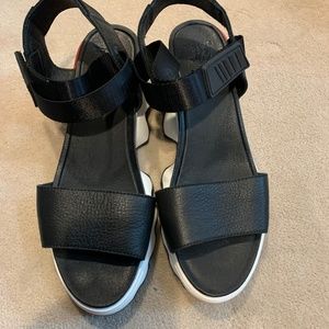 Sorel Kinetik Sandals, size 10, Black and White